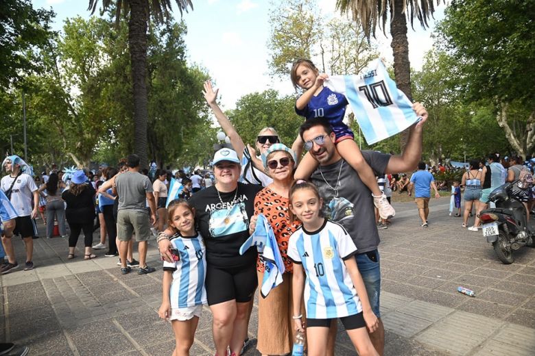 Miles de villamercedinos salieron a festejar la tercera Copa del Mundo