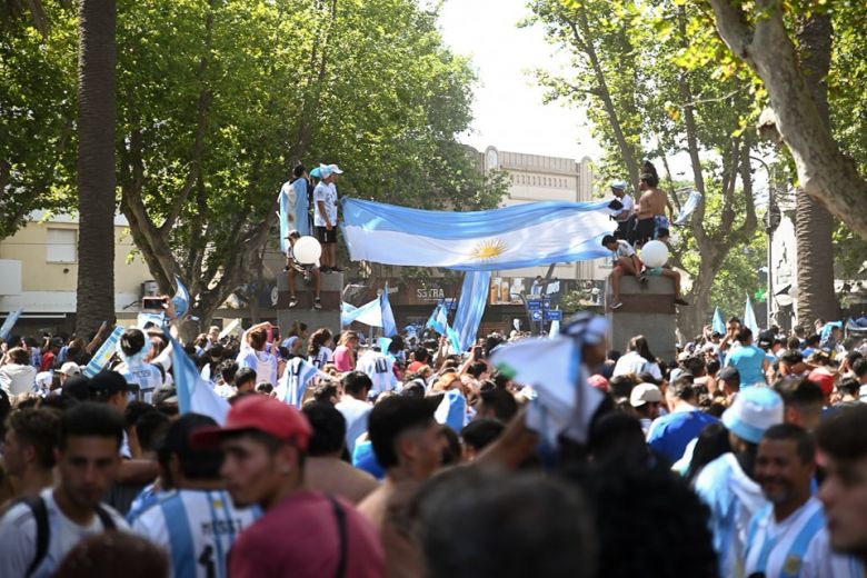 Miles de villamercedinos salieron a festejar la tercera Copa del Mundo