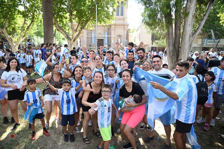 Miles de villamercedinos salieron a festejar la tercera Copa del Mundo