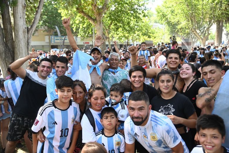 Miles de villamercedinos salieron a festejar la tercera Copa del Mundo