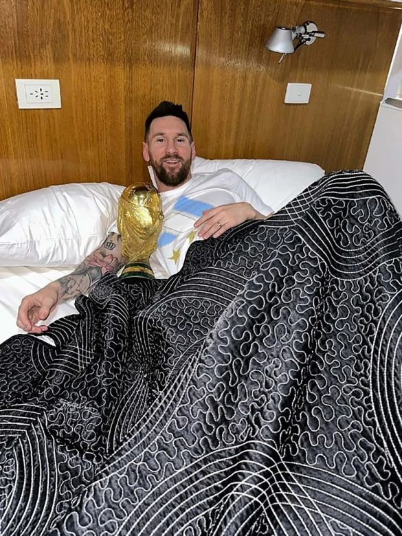 La foto de Messi durmiendo con la Copa del Mundo tras su llegada a la Argentina