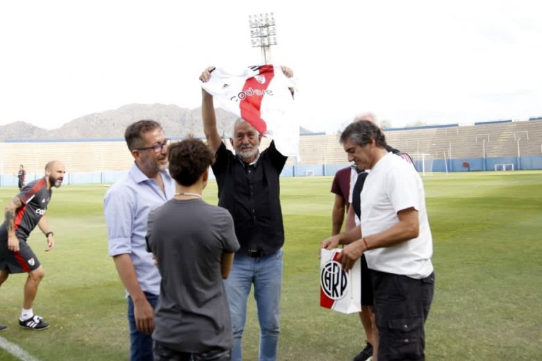 El gobernador presenció el entrenamiento de River en el “Juan Gilberto Funes”