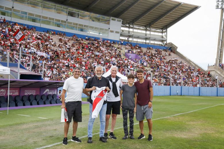 El gobernador presenció el entrenamiento de River en el “Juan Gilberto Funes”