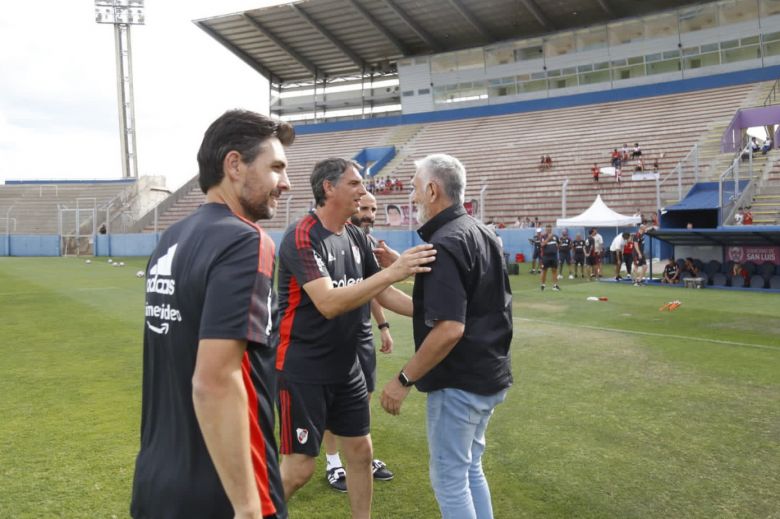 El gobernador presenció el entrenamiento de River en el “Juan Gilberto Funes”