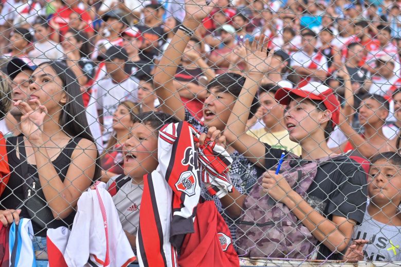 El gobernador presenció el entrenamiento de River en el “Juan Gilberto Funes”