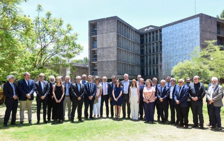 Firmaron un convenio para construir el segundo edificio de la UNLC 