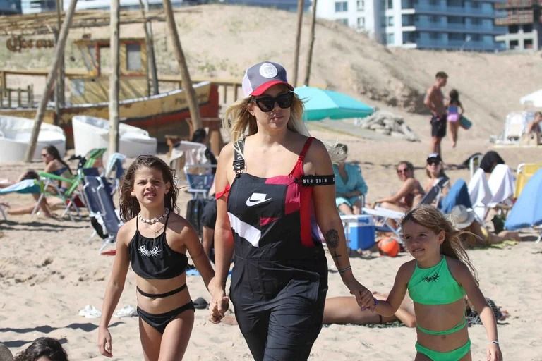 Las vacaciones de soltera de Wanda Nara en las playas de Punta del Este, acompañada por su hermana e hijos