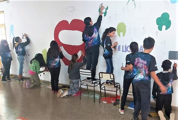 En plenas vacaciones, estudiantes de una escuela pintaron un mural referido a los valores