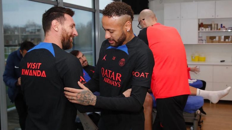 Lionel Messi fue recibido en el PSG con un pasillo de honor y recibió un regalo inesperado