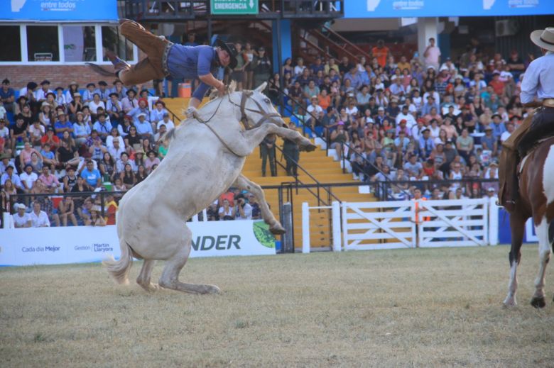 La cuarta noche de Jesús María se vivió a puro carnaval jujeño 