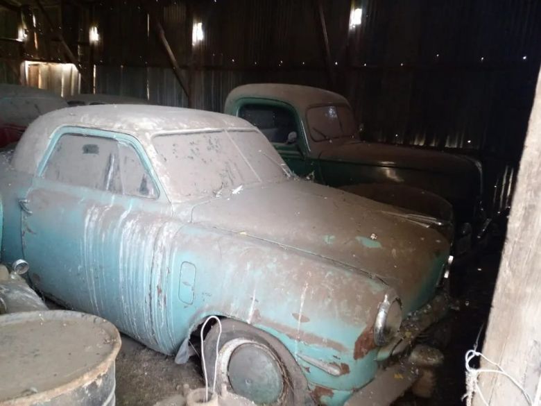 Encontró una increíble colección de autos antiguos en el galpón de un campo