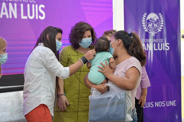 Entregaron kits de lactancia a madres de San Luis 
