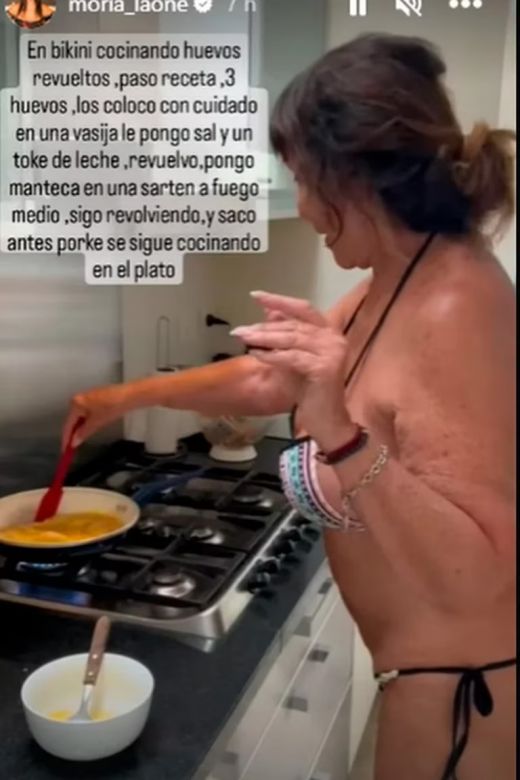 Moria Casán se mostró cocinando un huevo revuelto en bikini y se volvió viral: “¡No puedo creer!”