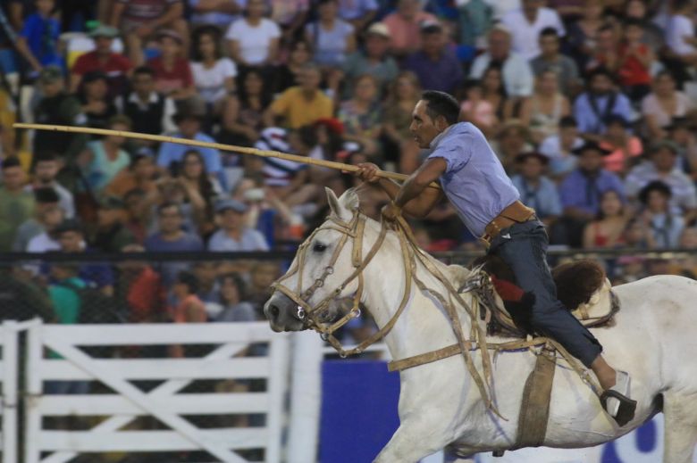 La novena noche de Jesús María explotó con una multitud de público