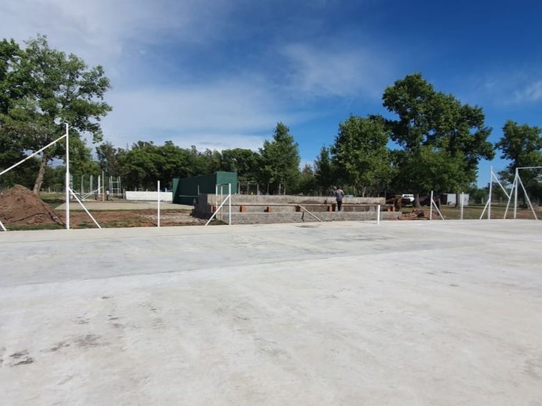 Continúan las mejoras de las canchas de El Lago