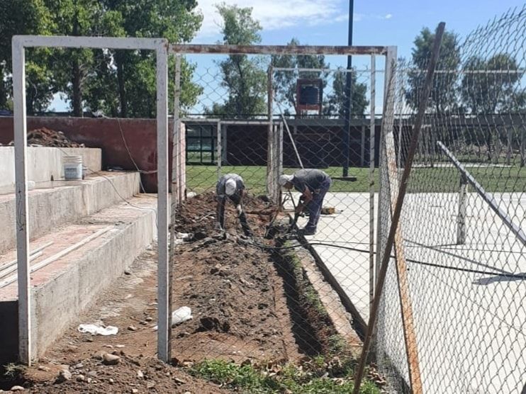 Continúan las mejoras de las canchas de El Lago