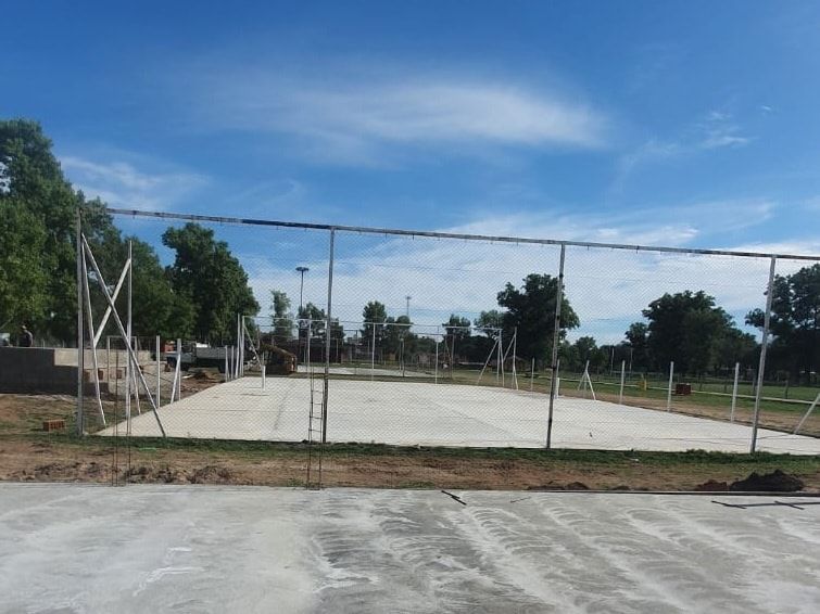 Continúan las mejoras de las canchas de El Lago