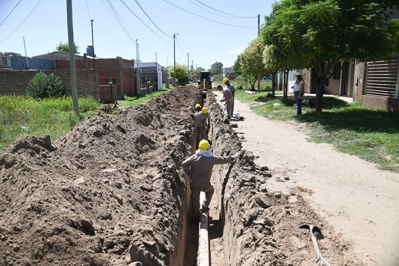 Recorrido de obras de agua y cloacas en el barrio Don Pin Pin 
