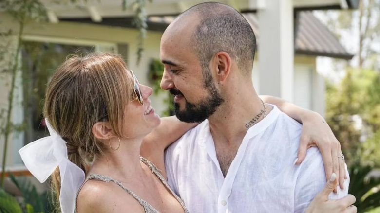 Abel Pintos y sus románticas vacaciones con Mora Calabrese: “Enamorado hasta los huesos”