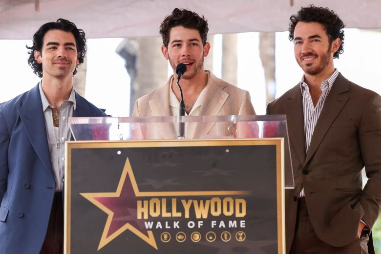 Los Jonas Brothers recibieron su estrella en el Paseo de la Fama de Hollywood y anunciaron nuevo disco
