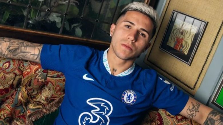 Enzo Fernández posó por primera vez con la camiseta del Chelsea y reveló el número que usará