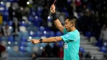 Empezó el Mundial de Clubes y debutó el “VAR en directo”: el árbitro le comunicó sus decisiones al público