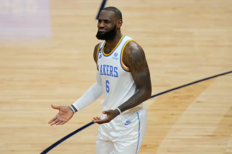 LeBron James, cerca del récord y en el centro del mundo
