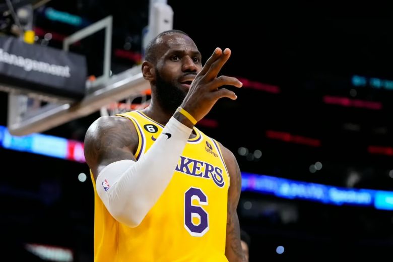 LeBron James, cerca del récord y en el centro del mundo