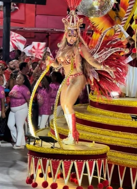 La hermana de Neymar desfiló en el carnaval de Río de Janeiro y sorprendió a todos con un llamativo traje