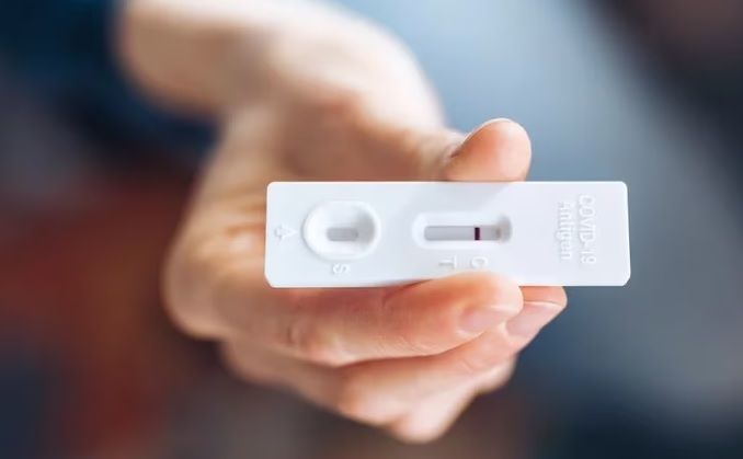 Aprueban el primer autotest hogareño para detectar gripe y COVID a la vez