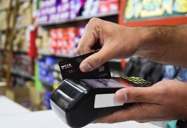 AFIP observa pagos con tarjetas: hasta cuánto gastar sin controles