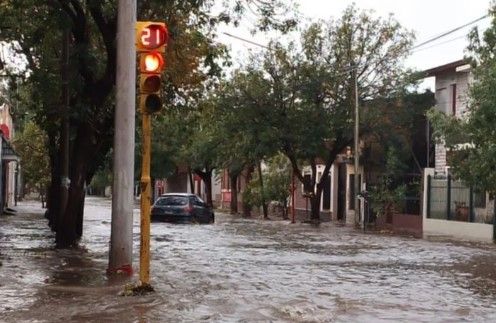 Caída de árboles, voladura de techos, anegamiento y suspensión de clases tras la tormenta