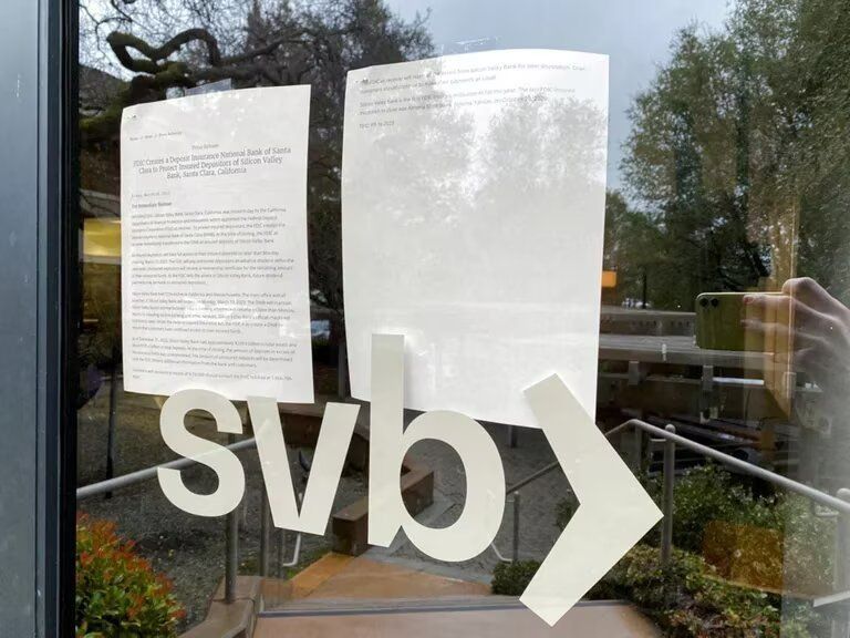 Por el temor a otros bancos, EEUU analiza crear un fondo que respalde más depósitos tras la caída del Silicon Valley Bank 