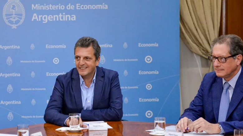 El Gobierno busca quitarle presión a las reservas y posterga los pagos al FMI que vencían esta semana