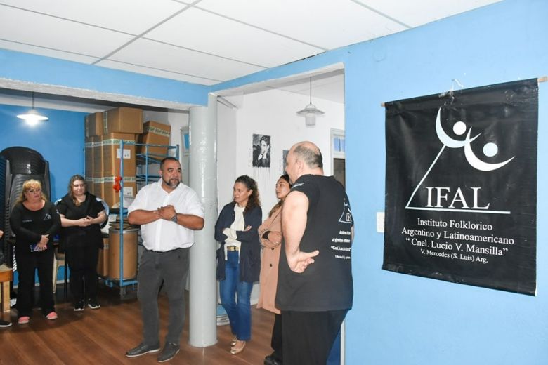 El intendente Frontera de visita al Instituto Folclórico Argentino y Latinoamericano