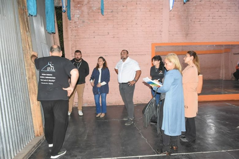 El intendente Frontera de visita al Instituto Folclórico Argentino y Latinoamericano