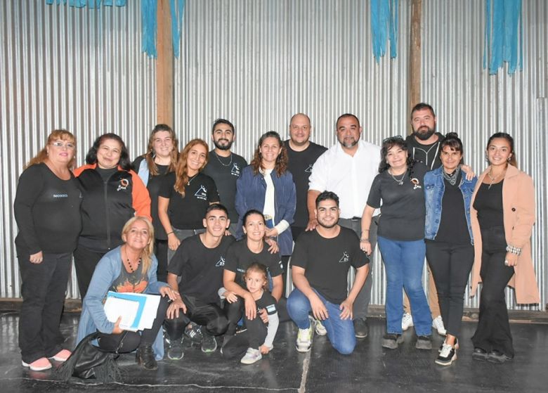 El intendente Frontera de visita al Instituto Folclórico Argentino y Latinoamericano