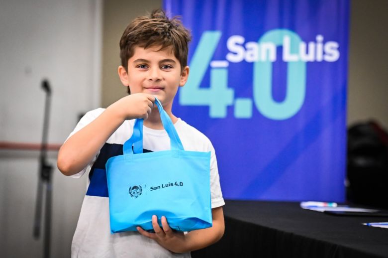 Comenzó la entrega de tablets para alumnos del primario