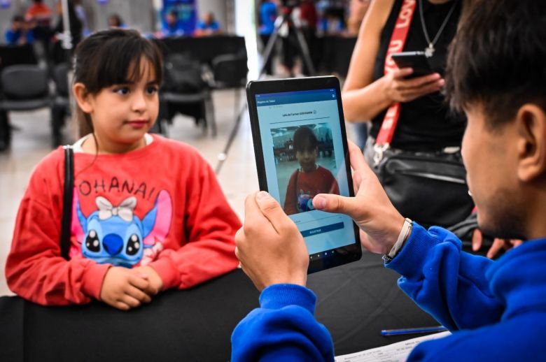 Comenzó la entrega de tablets para alumnos del primario