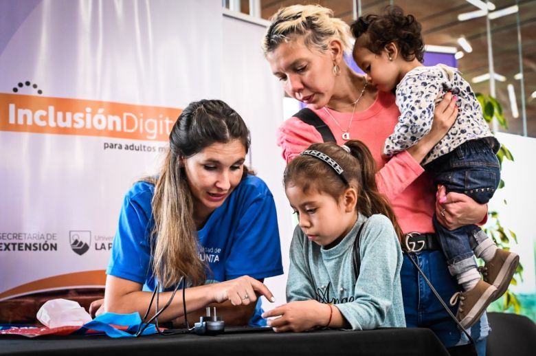 Comenzó la entrega de tablets para alumnos del primario