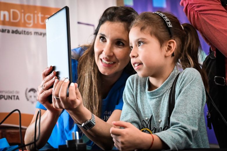 Comenzó la entrega de tablets para alumnos del primario