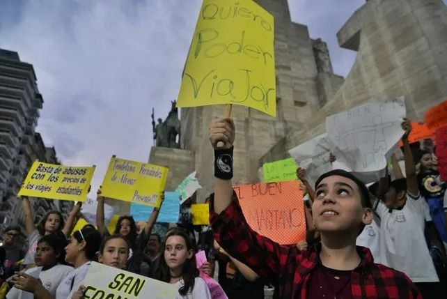 Juntan miles de firmas para que bajen los precios de los viajes de egresados