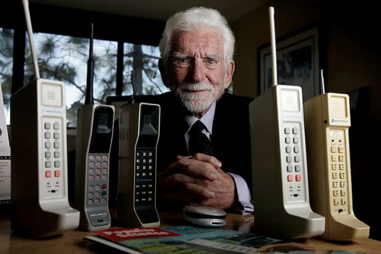 Hace 50 años se hizo la primera llamada con un celular e incluyó una grandiosa fanfarroneada