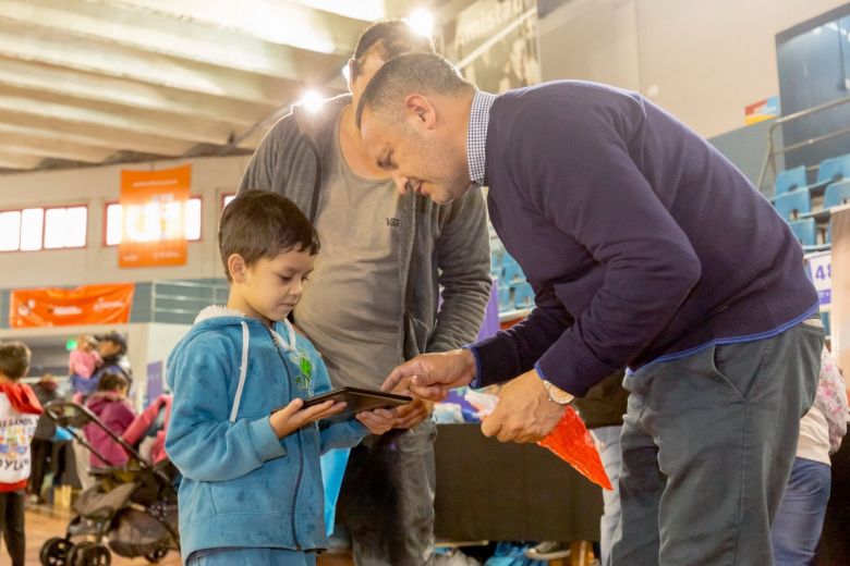 Continúa la entrega de tablets en Villa Mercedes