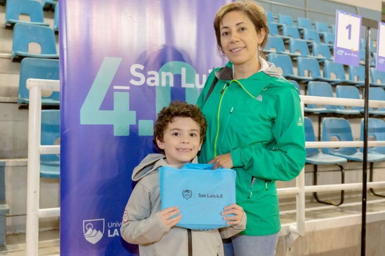 Continúa la entrega de tablets en Villa Mercedes