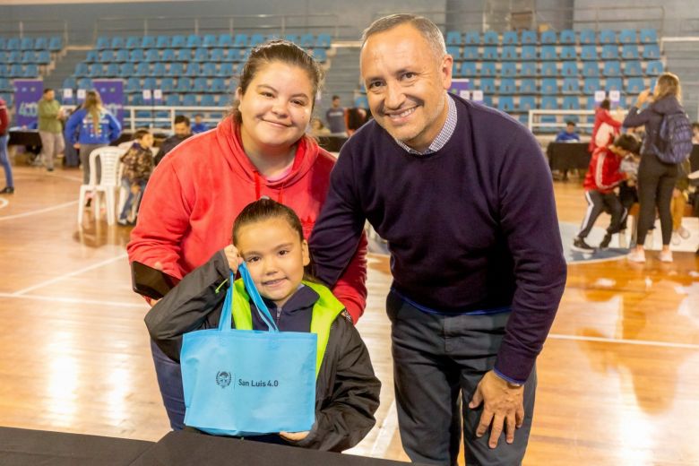 Continúa la entrega de tablets en Villa Mercedes