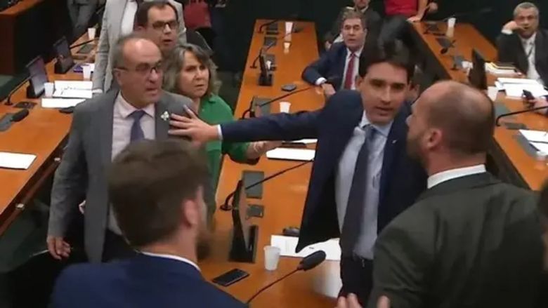 El hijo de Bolsonaro intentó atacar a un diputado en el Congreso