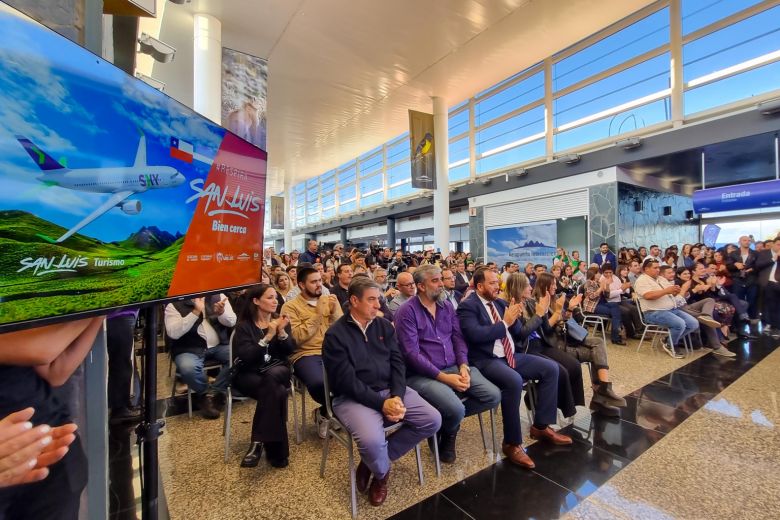 El gobernador anunció el primer vuelo internacional del Valle de Conlara a Santiago de Chile.