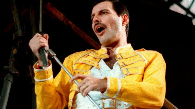 Subastarán objetos de la colección privada de Freddie Mercury: obras de arte, guitarra, capa y corona