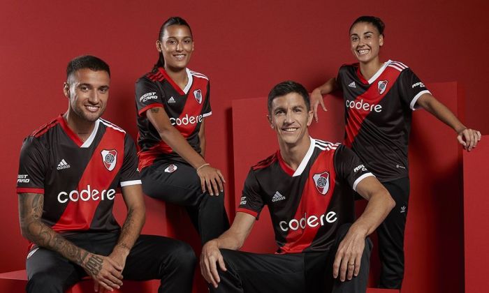 River Plate presentó su nueva camiseta inspirada en los ‘90 y 2000